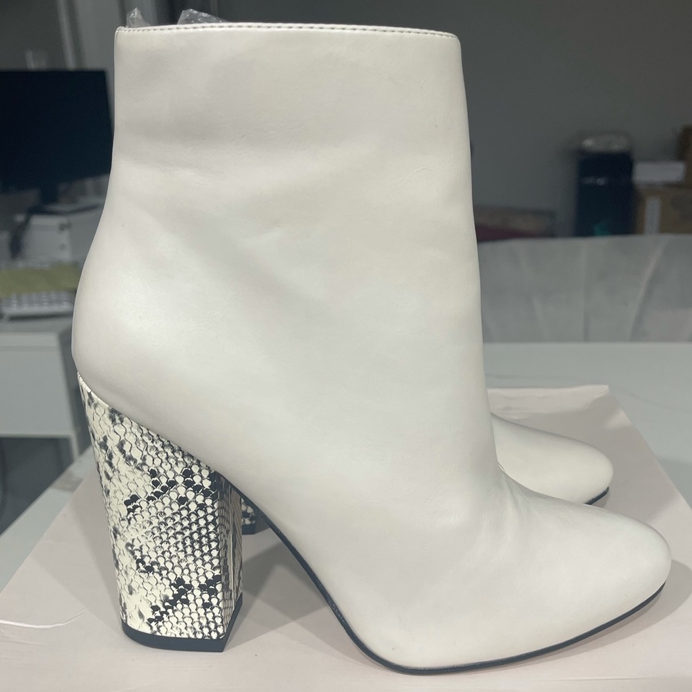 BRAND NEW - White booties w. Snake Skin heel